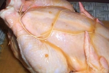 Шаг 2: Начинить ими тушку, заколоть палочками. …