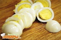 Шаг 3: Яйца отварили, отчистили, остудили- теперь …