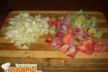 Шаг 2: Лук и замороженный сладкий перец …