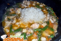 Шаг 2: Посолить и посыпать специями. Всыпать …