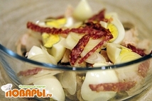 Шаг 7: Все ингредиенты кроме сыра соединяем …