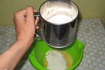 Шаг 4: Муку и разрыхлитель смешаем в …