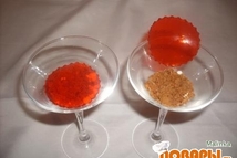 Шаг 2: На дно четырех бокалов раскрошить …