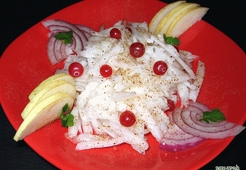 Салат с дайконом, грушей и клюквой