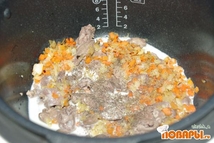 Шаг 5: Выкладываем в чашу мультиварки обжаренные …