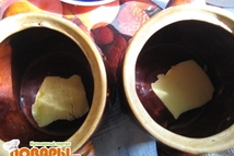 Шаг 5: На дно горшочков положить по …