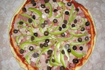 Шаг 6: Выкладываем колбасу,ветчину,буженину перец и оливки.