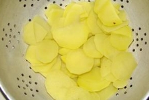 Шаг 1: Картофель очистите от кожуры, и …