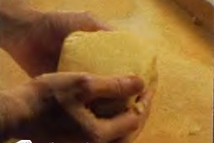 Шаг 4: Быстро смешайте все ингредиенты, скатайте …