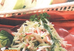 Рецепт: Салат из крабов с яблоками и огурцами