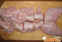 Шаг 1: Тушку кролика разделить на порции …