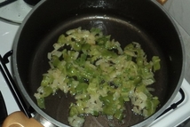 Шаг 2: В кастрюле растопить сливочное масло. …