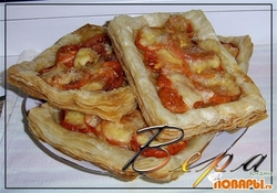 Рецепт: Слойки с сыром и помидорами