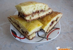 Пирог с начинкой из сливового варенья