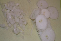 Шаг 1: Половину луковицы порезать кольцами, половину …