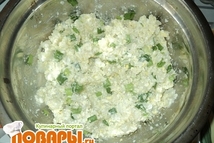 Шаг 2: Для второй начинки измельчаем яйца, …