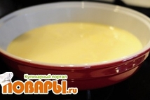 Шаг 2: В посуду для запекания выливаем …