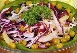 Салат из капусты и зеленого горошка