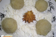 Шаг 8: С помощью зубочисток собираем снеговиков …