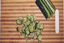 Шаг 2: Порезать огурец мелкой соломкой.