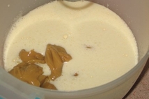 Шаг 2: Потом добавляем сгущёное молоко