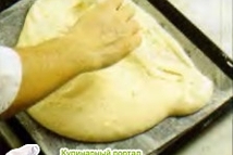 Шаг 2: Подготовьте противень, промазав его сливочным …