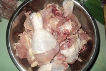 Шаг 1: Курицу осмалить от оставшихся перышек, …