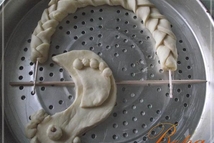 Шаг 3: Тесто нарезать полосками шириной 1,5 …