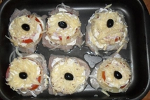 Шаг 6: Сверху помидоров кладем натертый на …