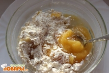 Шаг 2: Смешиваем муку, соль, соду. Добавляем …