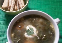 Рецепт: Зеленый борщ с копчеными ребрышками