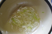 Шаг 5: Чеснок измельчить или натереть на …