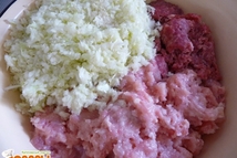 Шаг 1: Смешать 2 вида фарша, какусту …