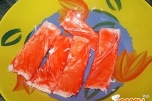 Шаг 2: Крабовые палочки разворачиваем и отрезаем …