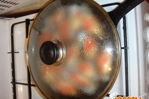 Шаг 4: Накрываем крышкой, готовим на среднем …