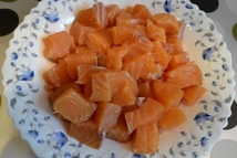 Шаг 1: Режем рыбу на куски средней …