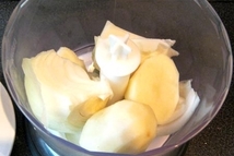 Шаг 2: Очищенный лук, картофель и чеснок …