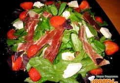 Салат с клубникой