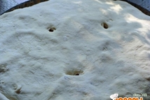 Шаг 4: проделываем в пироге три дырочки, …