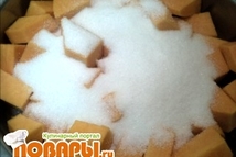 Шаг 2: Очищаем тыкву от кожуры. Будьте …