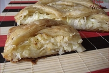 Шаг 3: Смазать пирог всметаной. Выпекать при …