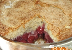 Пудинг из взбитого теста с вишней