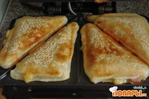 Шаг 7: Включаем сэндвичницу и засекаем время. …