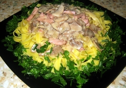 Рецепт: Тольятелле с шампиньонами и ветчиной в грибном соусе