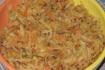 Шаг 3: Луковицу и морковь, почистить, измельчить …