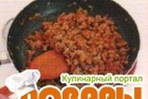 Шаг 2: Свинину вымыть, обсушить и мелко …