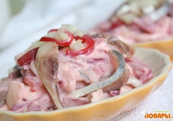 Рецепт: Нежный салат из селедки и свеклы с йогуртом