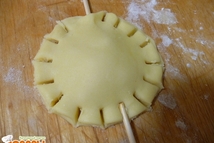 Шаг 2: Тесто раскатать толщиной 2 мм, …