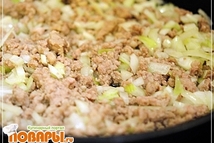 Шаг 2: Лук порезать мелкими кубиками и …