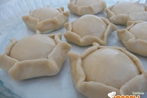 Шаг 3: Края нижнего кружка смазать желтком …